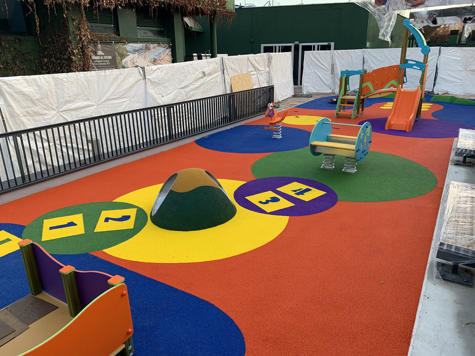 suelo de goma para parques infantiles