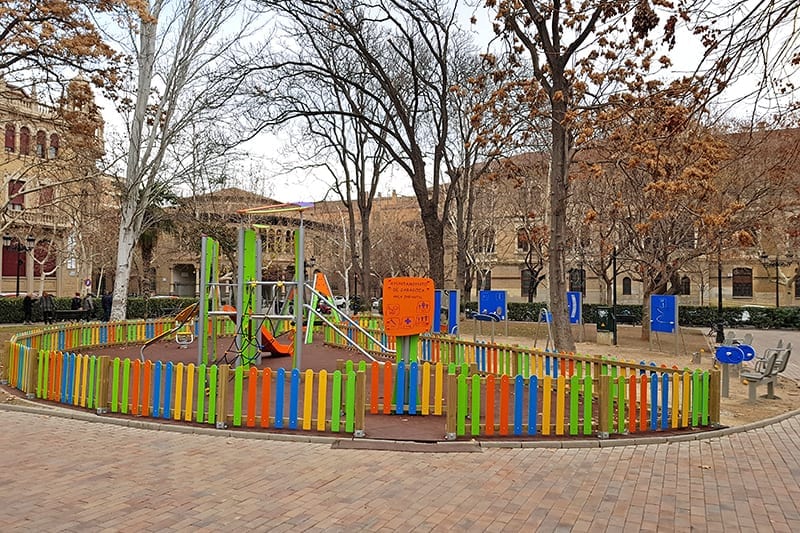 parque infantil vallado con suelo de seguridad