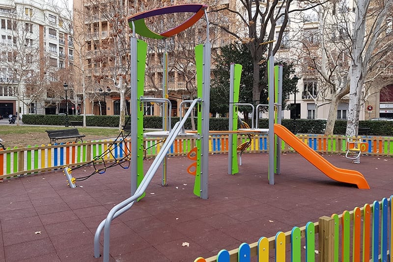 parque infantil vallado con suelo de seguridad