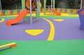 suelo de caucho de colores para parques