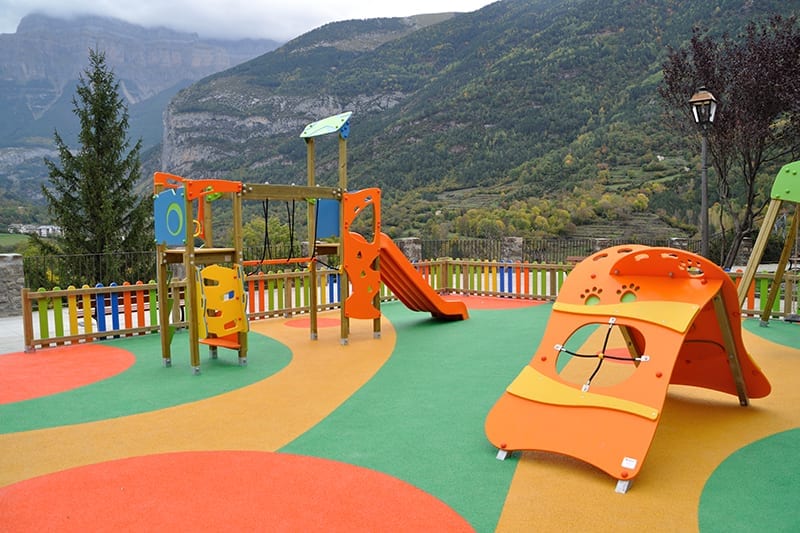 parque infantil con juego de trepa para escalar