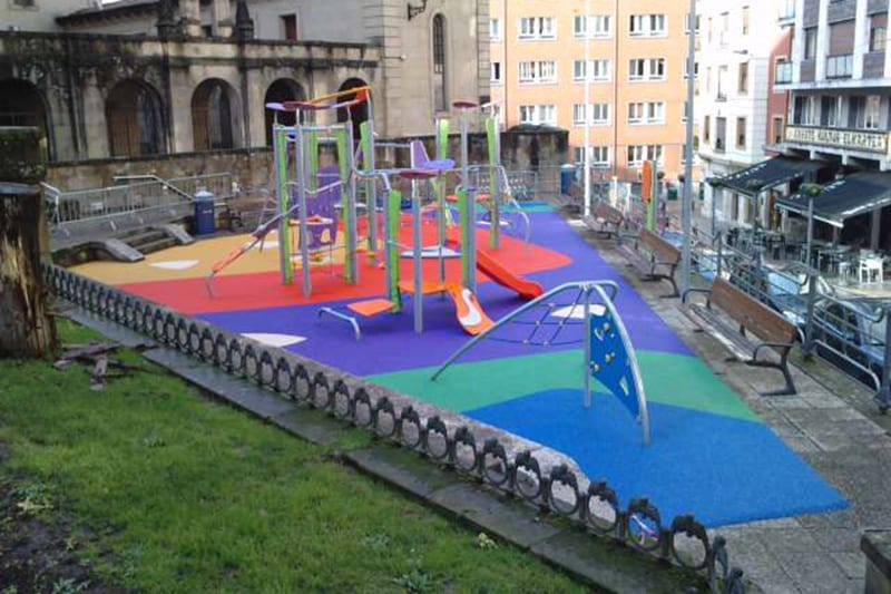 parque infantil con multitrepa con cuerdas y rocodromo