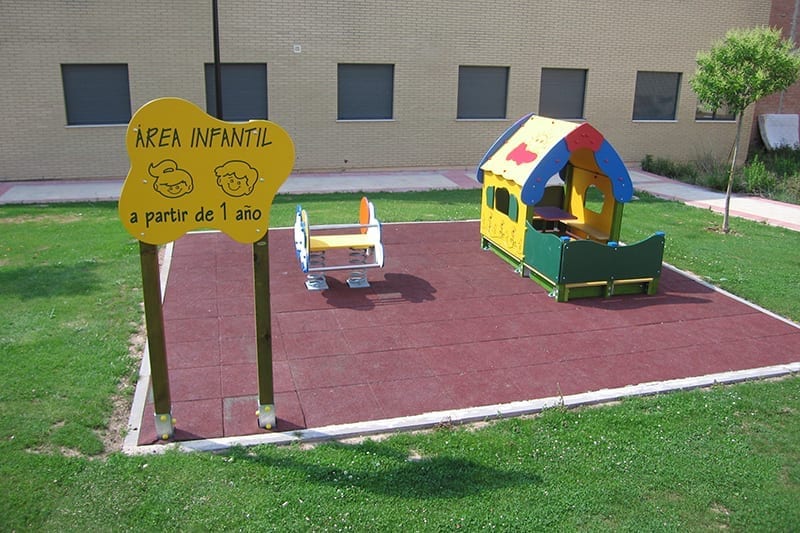 parque infantil con casita infantil con terraza certificada