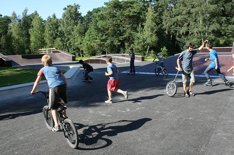 skatepark exterior monopatines patines bicicletas bmx